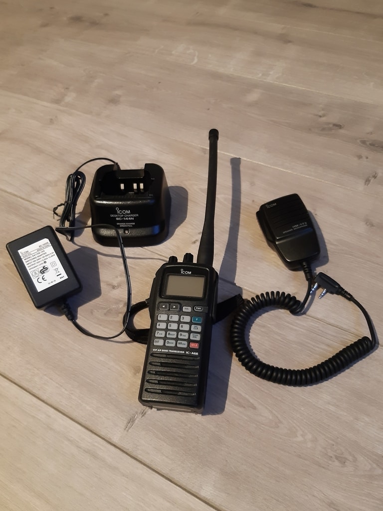 Icom IC-A6E with desk charger and speakermike