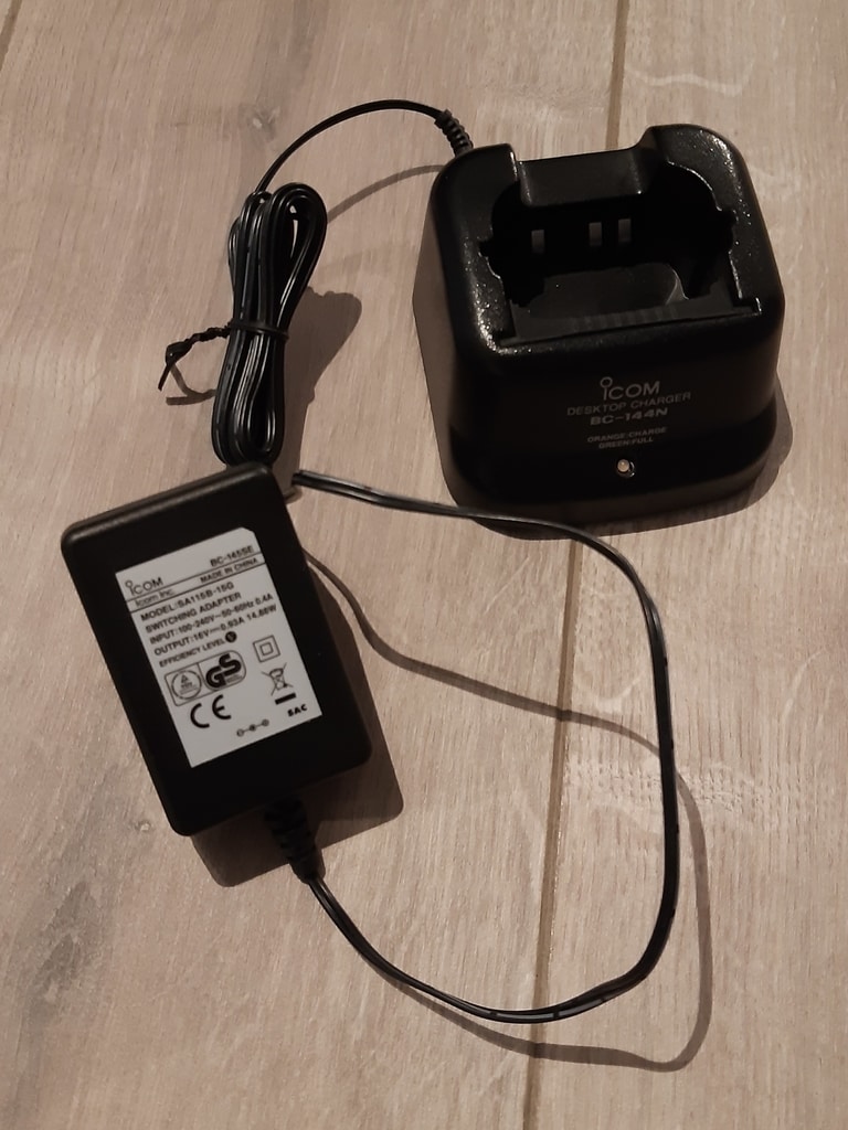 Icom IC-A6E with desk charger and speakermike