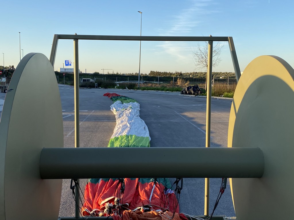 Single axle trailer with balloon roller